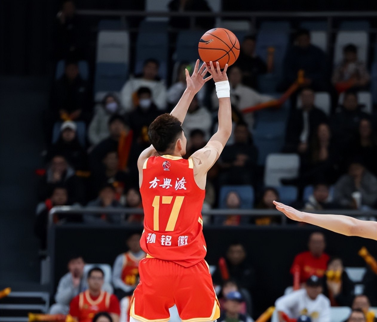 关于今晨深圳男篮备战荷甲，伤情更新细节曝光，球迷炸锅，赛程密集仍需轮换的信息